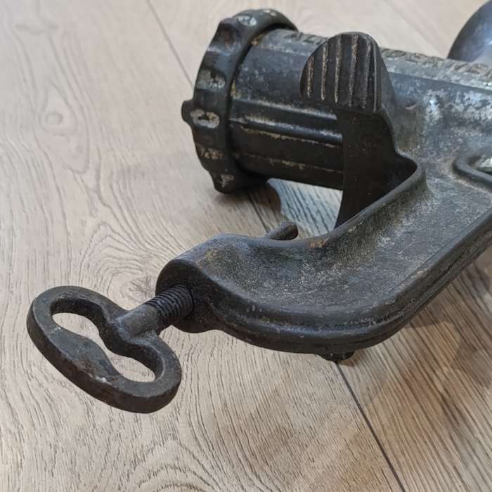 Vintage Alexanderwerk No. 20 meat mincer - no blade