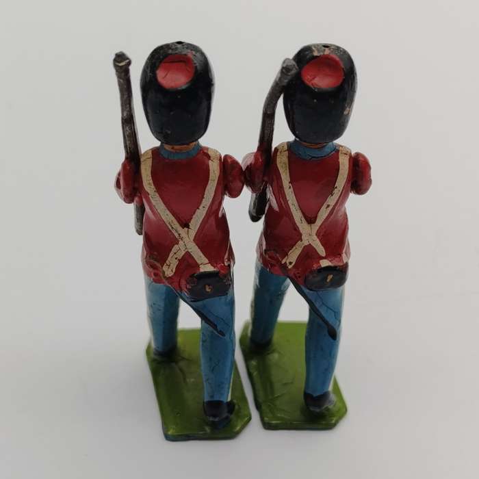 Pair of vintage lead soldiers