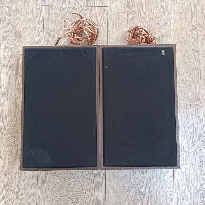 Pair of vintage Acoustic research AR8Bx speakers - working