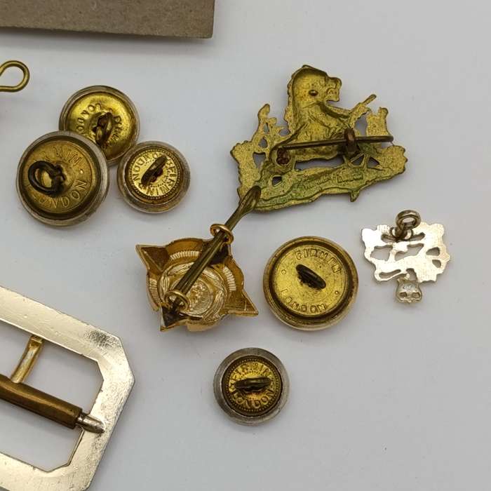 Mixed lot of Rhodesian military badges and buttons