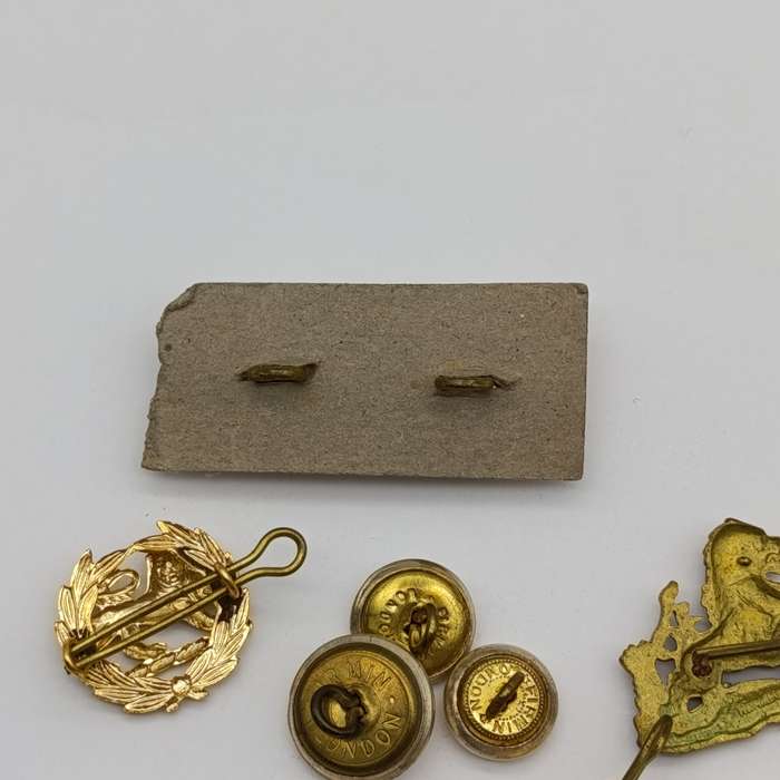 Mixed lot of Rhodesian military badges and buttons