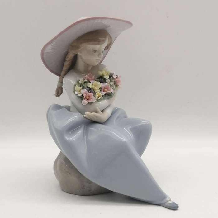 Lladro #5862 Fragrant Bouquet porcelain figurine