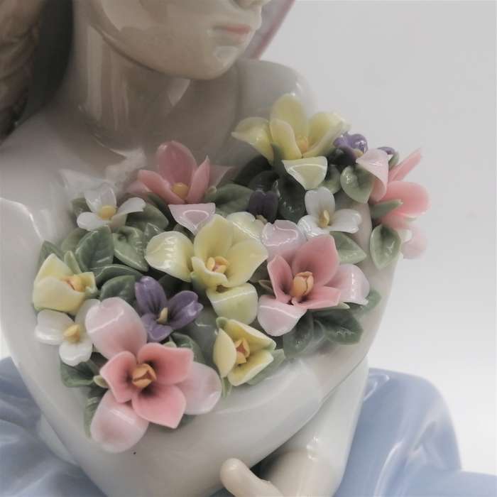 Lladro #5862 Fragrant Bouquet porcelain figurine