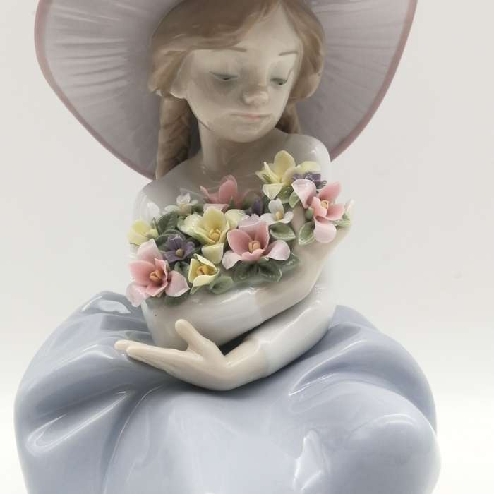 Lladro #5862 Fragrant Bouquet porcelain figurine