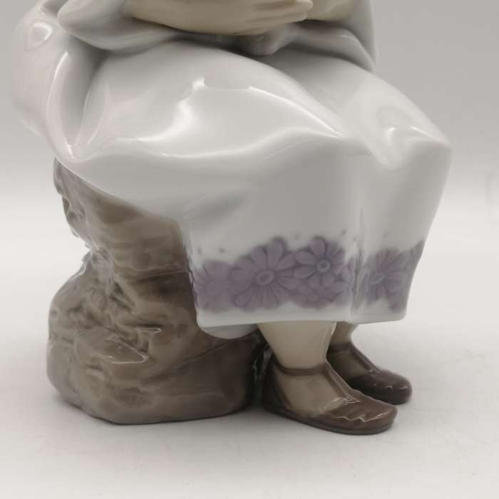 Lladro #6400 Daydreams porcelain figurine - no defects - no box