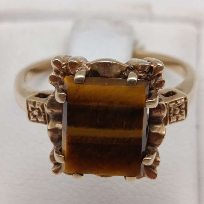 Antique 9kt Gold Tigers eye ring - weighs 3.5g - size N