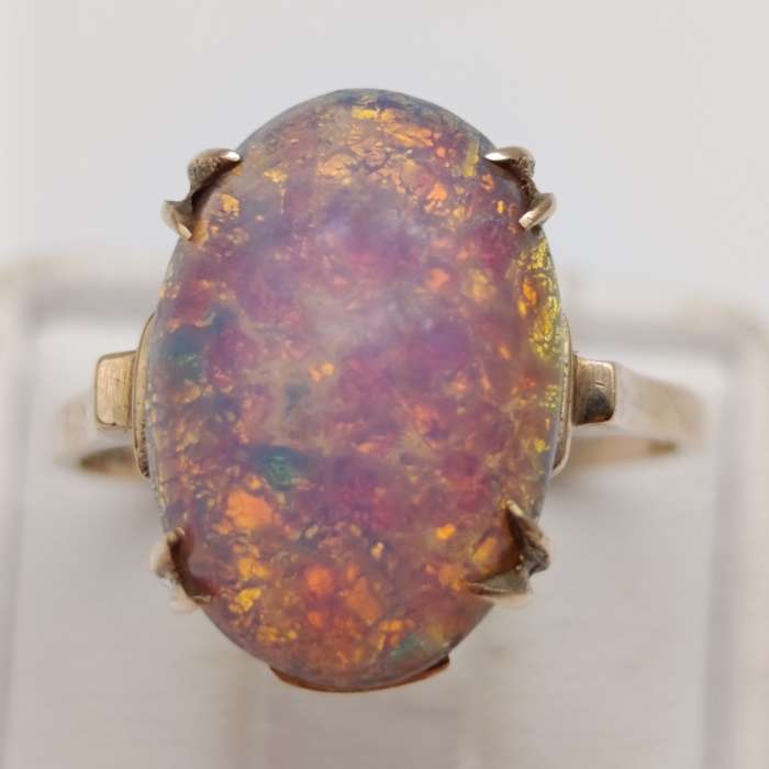 9kt Yellow gold ring with faux fire opal - weighs 4.8g