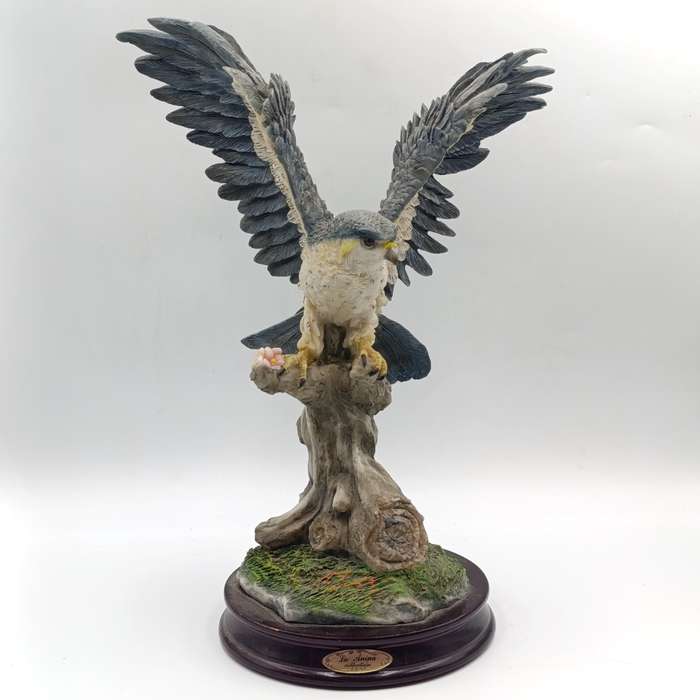 Beautiful Peregrine Falcon poly-resin scuplture - La Anina collection - tail feather chipped