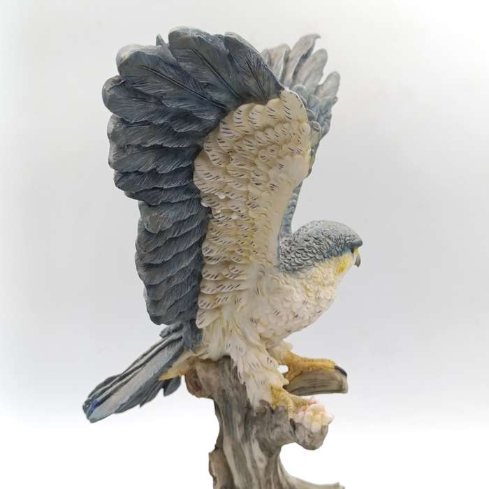 Beautiful Peregrine Falcon poly-resin scuplture - La Anina collection - tail feather chipped