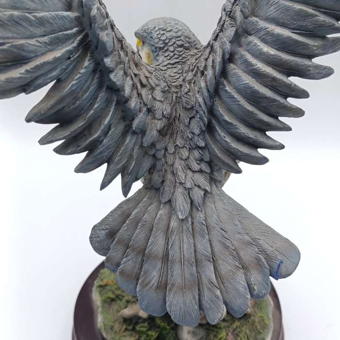 Beautiful Peregrine Falcon poly-resin scuplture - La Anina collection - tail feather chipped