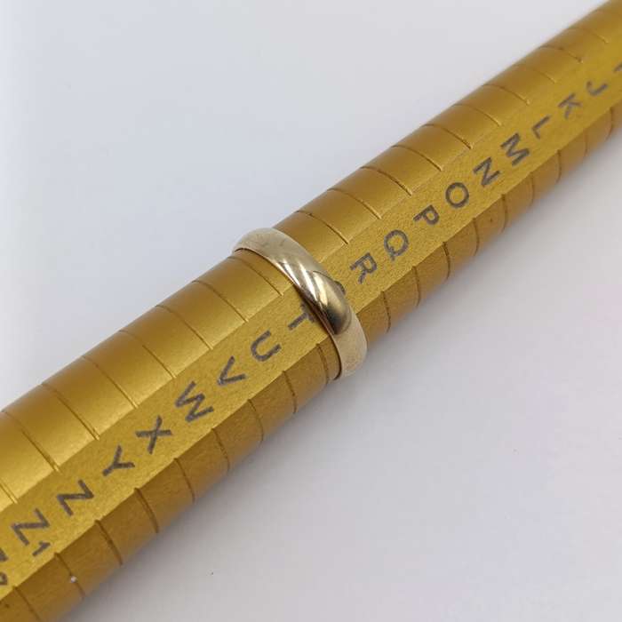 9kt Gold wedding band ring - weighs 2,3 grams - size S