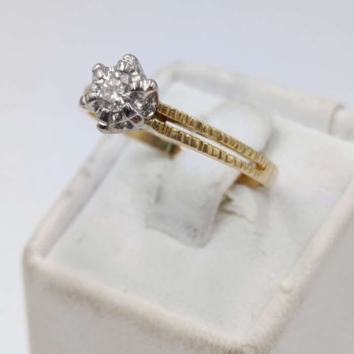 18kt Yellow gold diamond ring with 0.22ct diamond - weighs 3,0 grams - size P