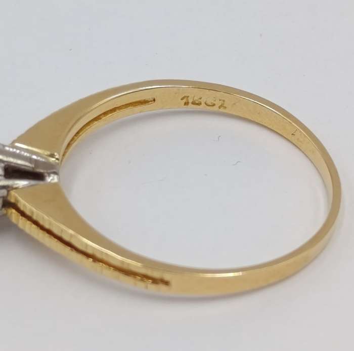 18kt Yellow gold diamond ring with 0.22ct diamond - weighs 3,0 grams - size P