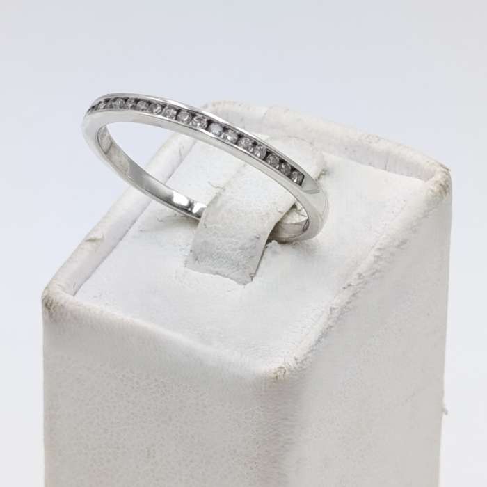 9kt White gold diamond ring wedding band - 18 small diamonds - weighs 2,0 grams - size U