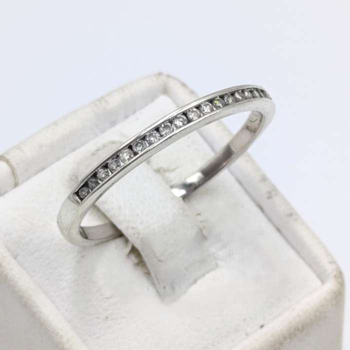 9kt White gold diamond ring wedding band - 18 small diamonds - weighs 2,0 grams - size U