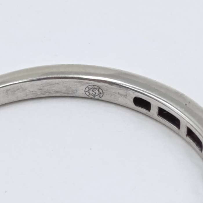 9kt White gold diamond ring wedding band - 18 small diamonds - weighs 2,0 grams - size U