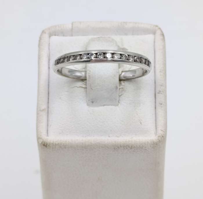 9kt White gold diamond ring band with 16 small diamonds - weighs 1,8 grams - size Q