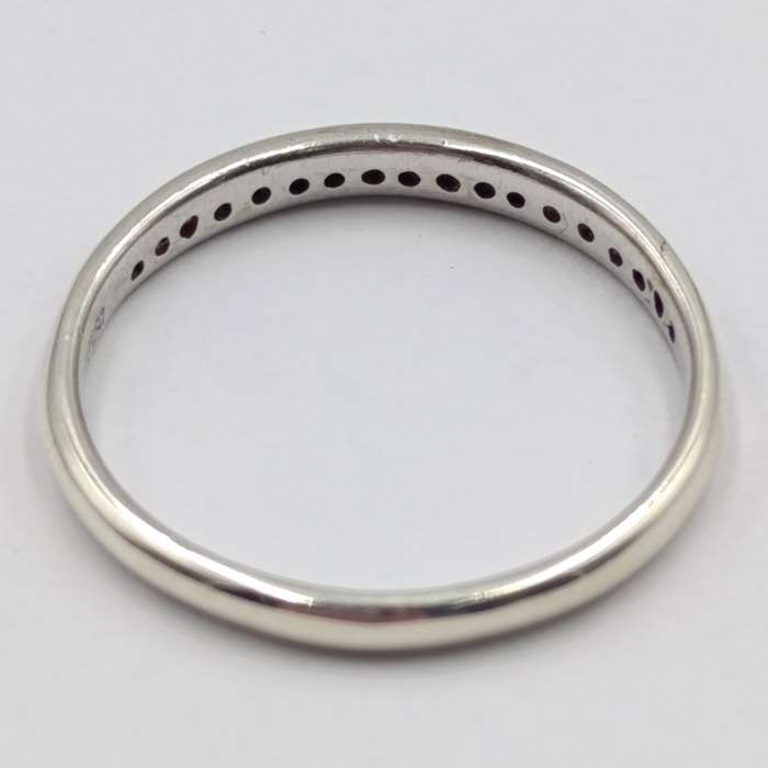 9kt White gold diamond ring band with 16 small diamonds - weighs 1,8 grams - size Q