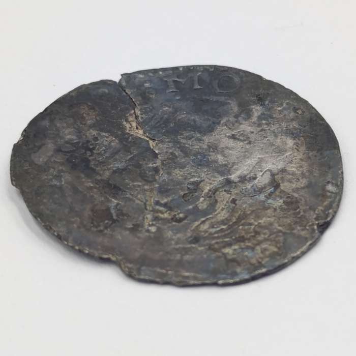 Shipwreck conglomorate with blue porcelain - Also shipwreck coin from the same wreck
