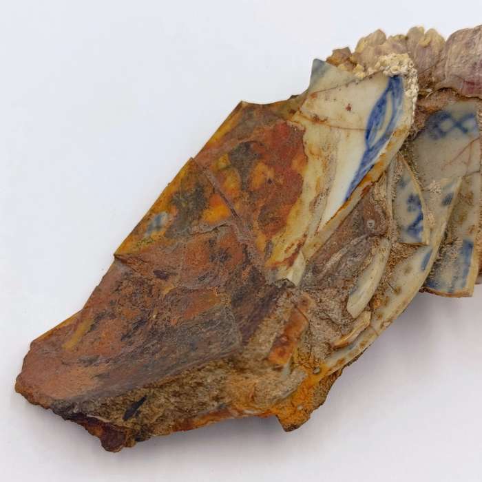 Shipwreck conglomorate with blue porcelain - Also shipwreck coin from the same wreck