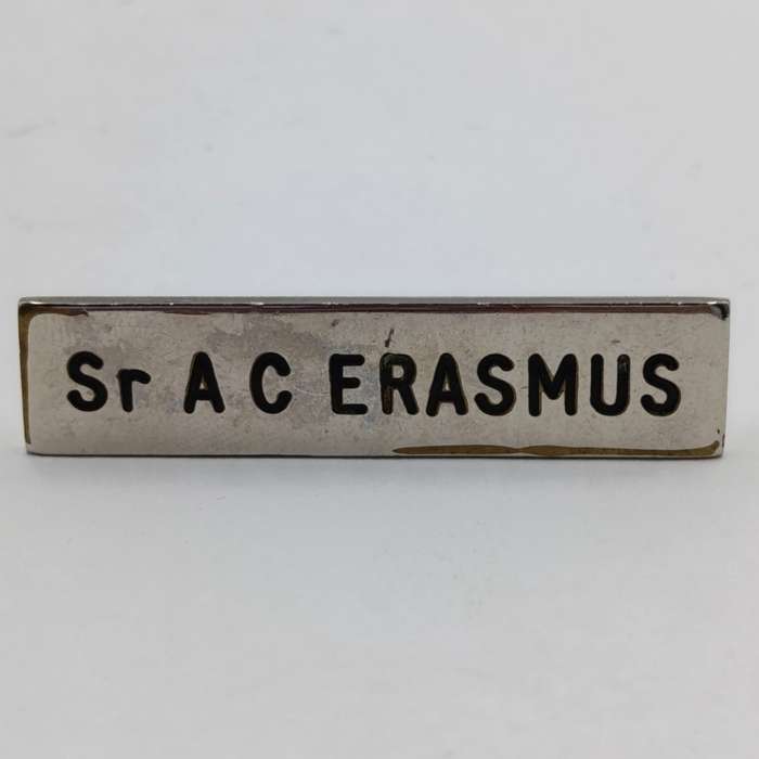 Ontdekkers Hospital silver badge plus nameplate Sister AC Erasmus