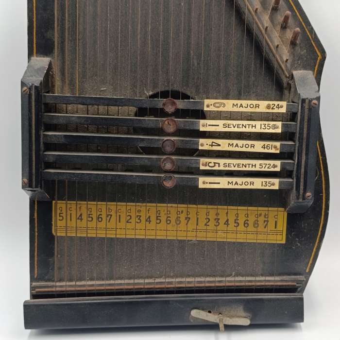 Vintage 5 chord autoharp musical instrument