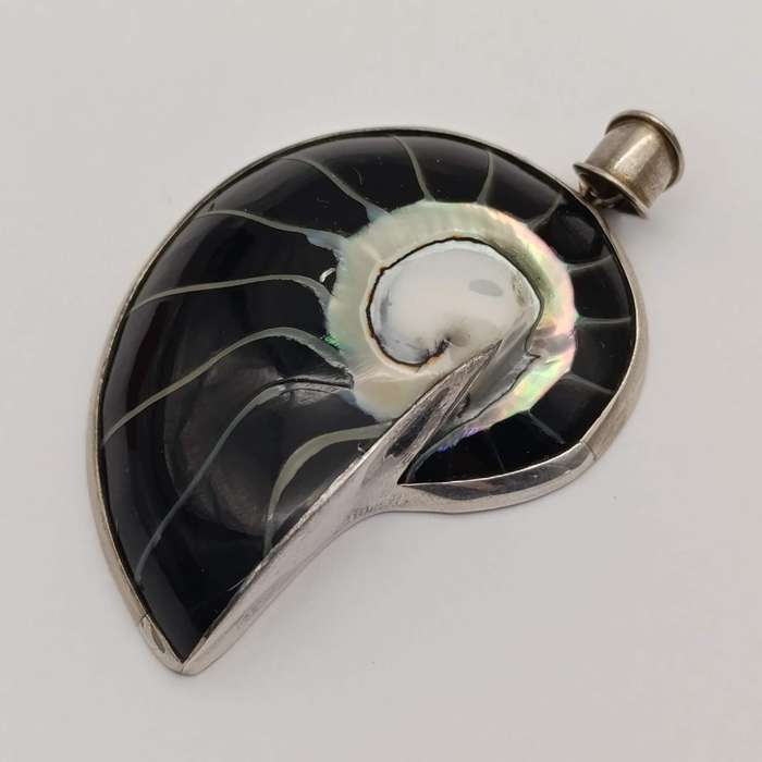 Vintage Nuutitles Shell in sterling silver pendant