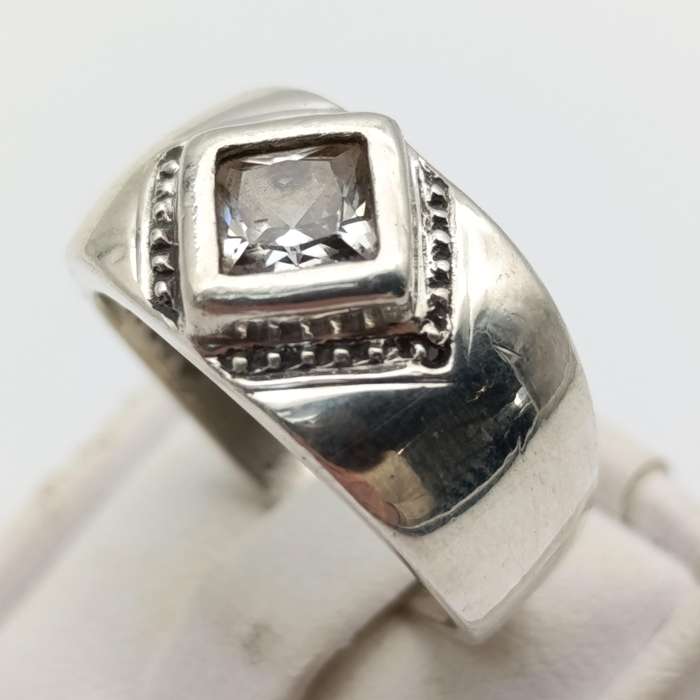 Sterling silver ring with clear stone - weighs 5.8g - size P 1/2