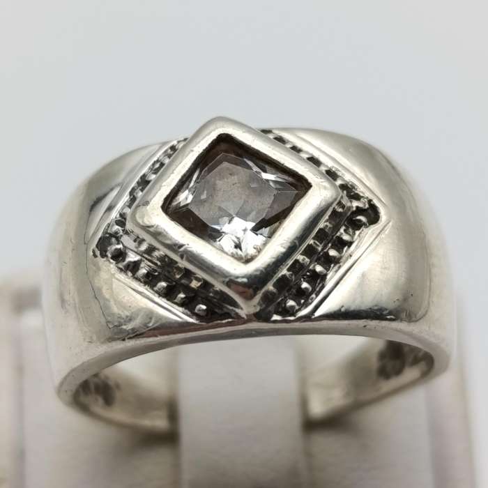 Sterling silver ring with clear stone - weighs 5.8g - size P 1/2