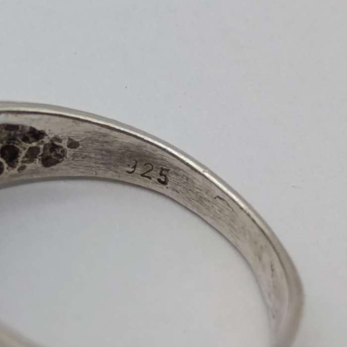 Sterling silver ring with clear stone - weighs 5.8g - size P 1/2