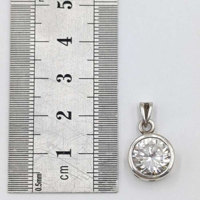 Sterling silver pendant with large clear stone - weighs 3,8 grams