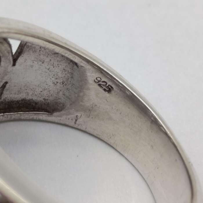 Beautiful sterling silver ring with light blue stone - weighs 6.5g
