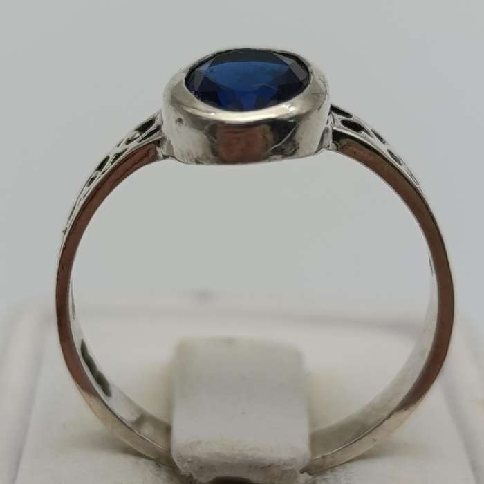 Sterling silver ring with deep blue stone - weighs 2.0g - size N 1/2