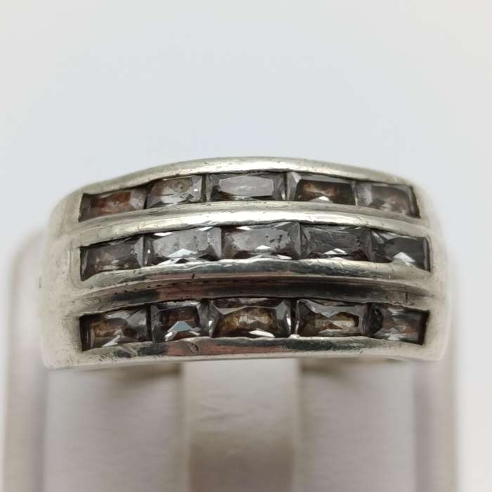 Sterling silver ring with 15 clear stones - weighs 7.3g - size Q