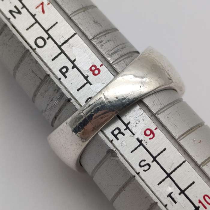 Sterling silver ring with 15 clear stones - weighs 7.3g - size Q