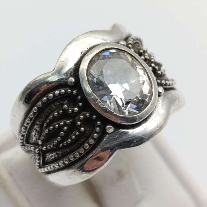 Bulky sterling silver ring with large clear stone - weighs 15,1g - size Q