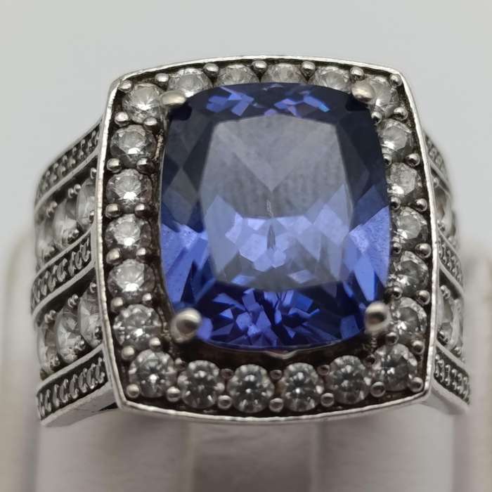 Beautiful sterling silver ring with purple stone and clear stones - weighs 10g - size P