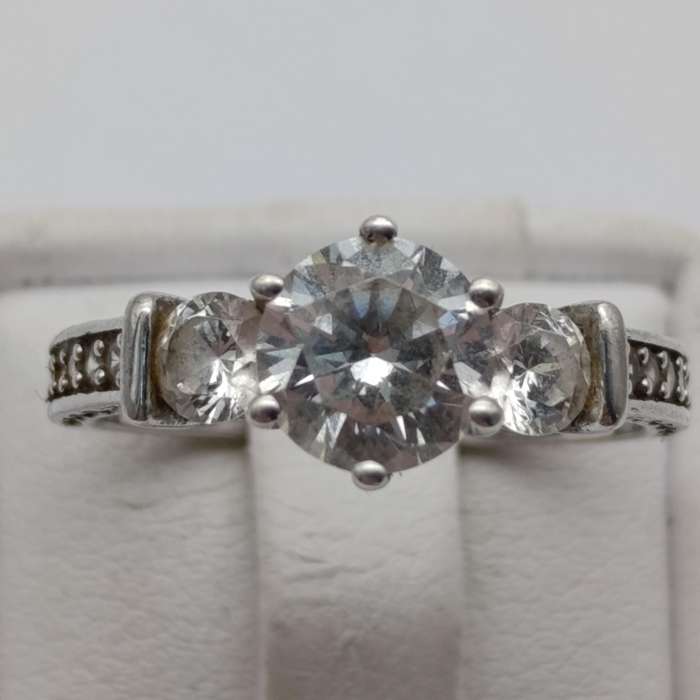 Beautiful sterling silver ring with clear stones - weighs 3.0g - size O