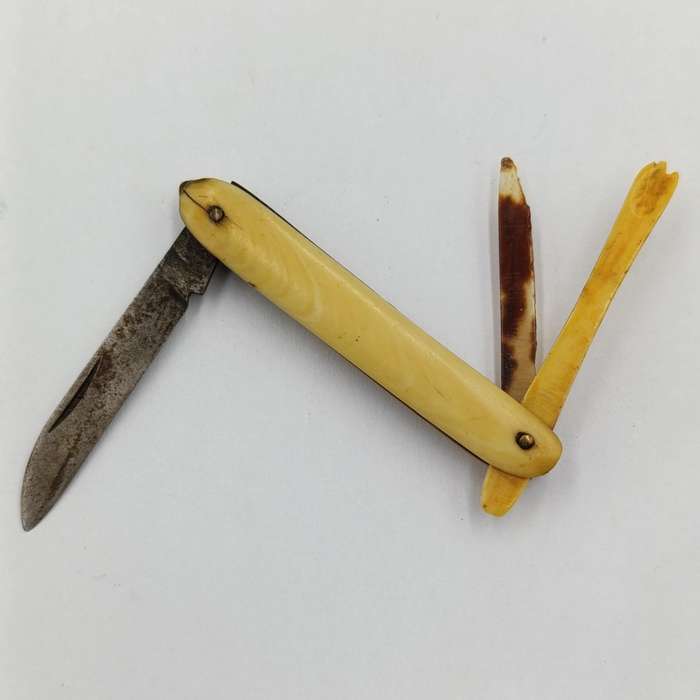 Antique small pocket knife with snuff spoon and picks