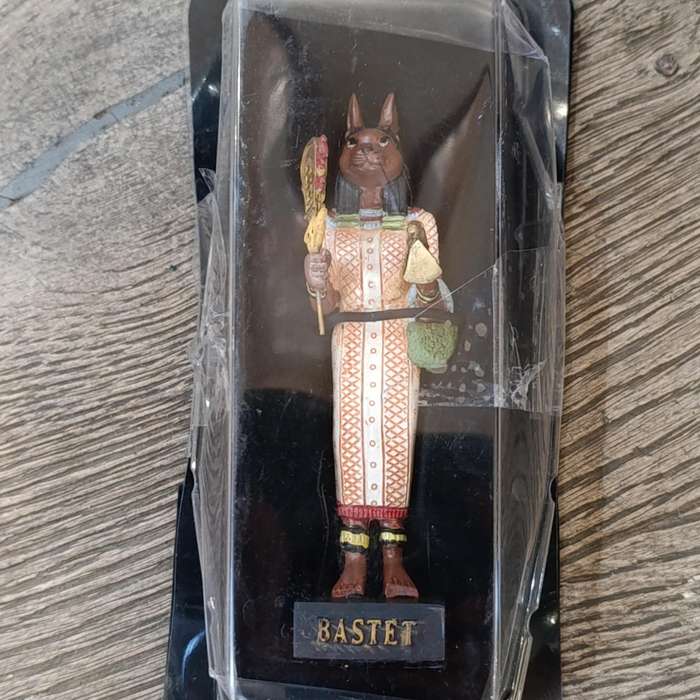 Lot of 5 gods of Ancient Egypt figurines with magazines