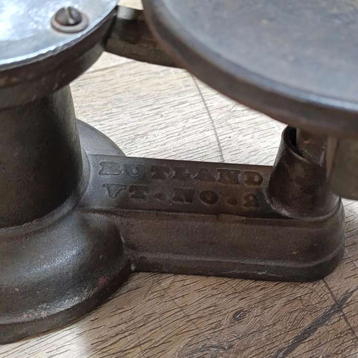 Antique Howe Scale Co. Kitchen scale with weights