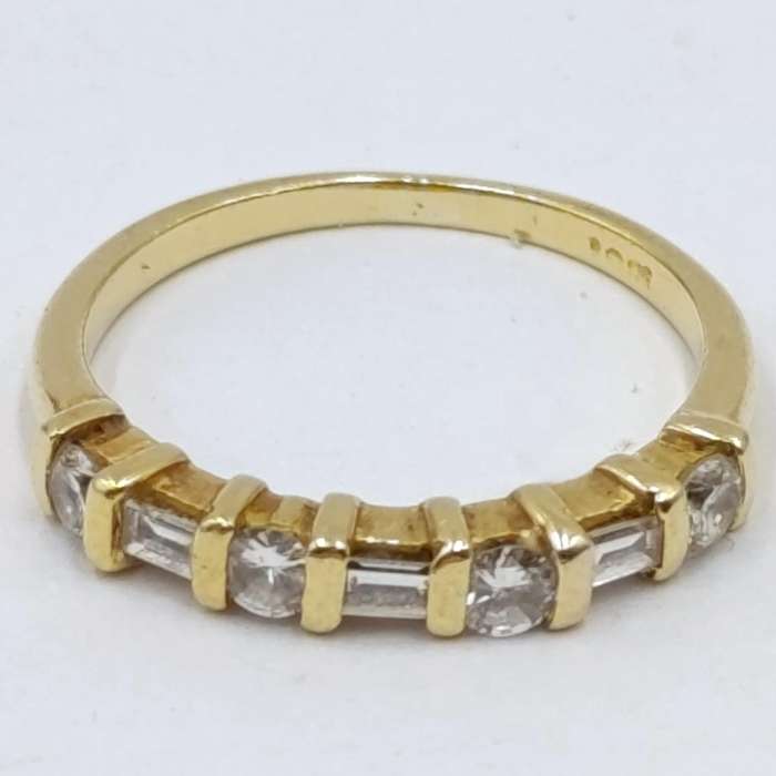 18Kt Yellow gold diamond ring with 4 round diamonds and 3 baguettes - weighs 2,2 grams - size J 1/2
