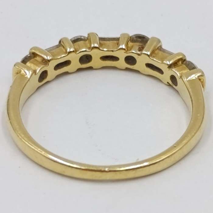 18Kt Yellow gold diamond ring with 4 round diamonds and 3 baguettes - weighs 2,2 grams - size J 1/2