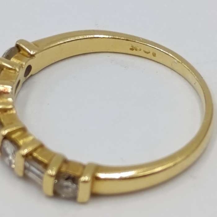 18Kt Yellow gold diamond ring with 4 round diamonds and 3 baguettes - weighs 2,2 grams - size J 1/2