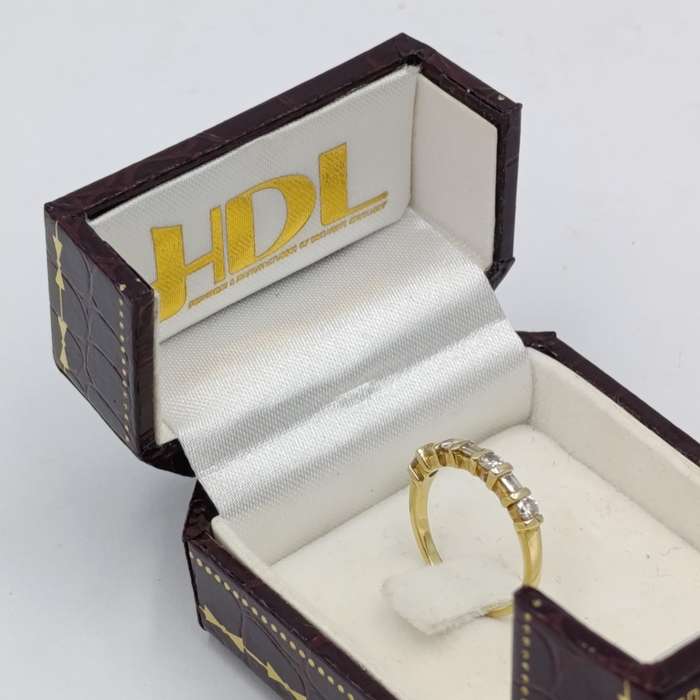 18Kt Yellow gold diamond ring with 4 round diamonds and 3 baguettes - weighs 2,2 grams - size J 1/2