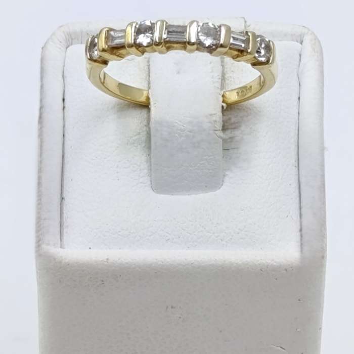 18Kt Yellow gold diamond ring with 4 round diamonds and 3 baguettes - weighs 2,2 grams - size J 1/2