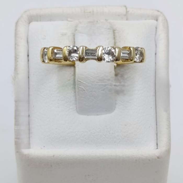 18Kt Yellow gold diamond ring with 4 round diamonds and 3 baguettes - weighs 2,2 grams - size J 1/2