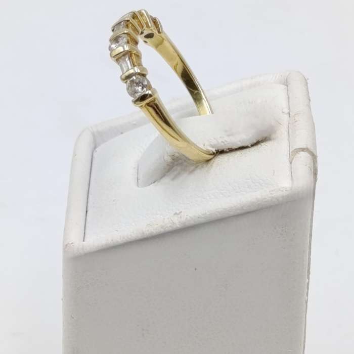 18Kt Yellow gold diamond ring with 4 round diamonds and 3 baguettes - weighs 2,2 grams - size J 1/2