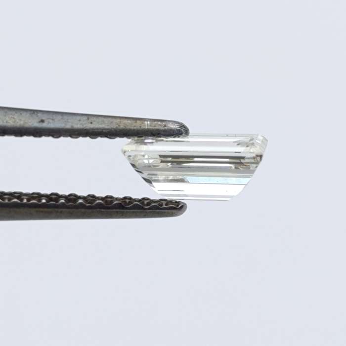 Natural Baguette Diamond of 0,682ct - colour J, clarity VS 1 - with GEMLAB certificate