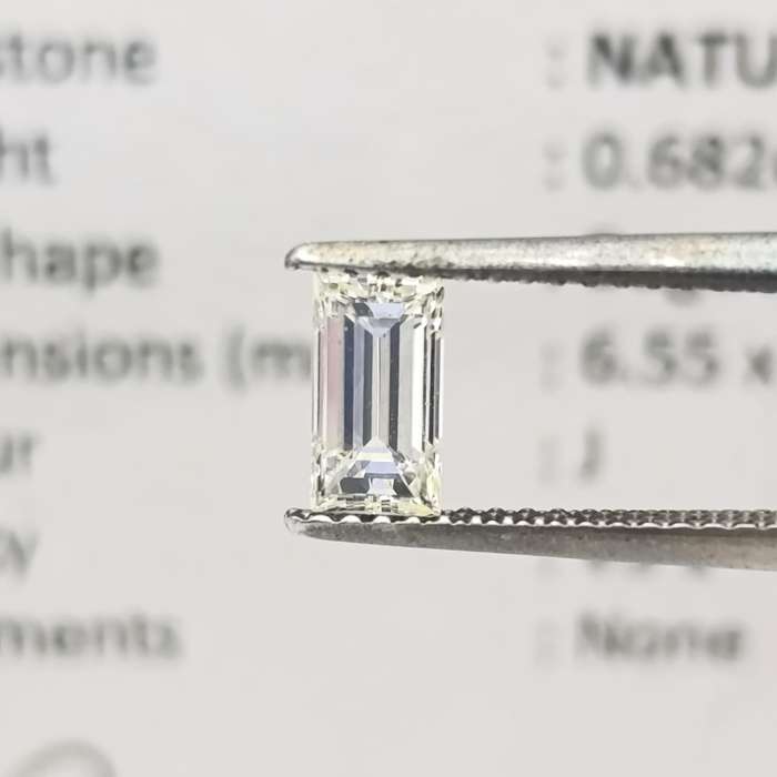 Natural Baguette Diamond of 0,682ct - colour J, clarity VS 1 - with GEMLAB certificate